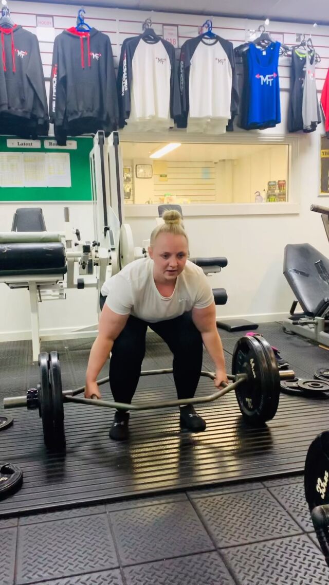 1Rep Max Trap bar 100.5kg 👏👏👏 

Well done @sophwormy!! 

#consistency #deadlift #weightlifting #femalestrengthtraining #eastbourne